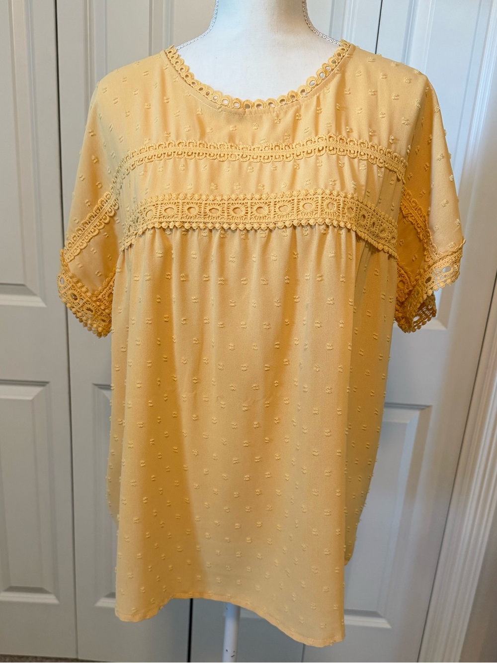 Women's Yellow Crochet Yoke Short Sleeve Blouse Size Large GUC - Picture 2 of 16